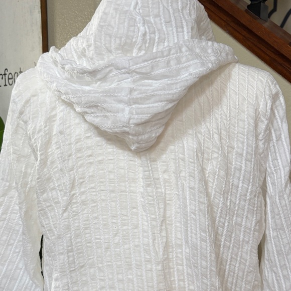 White Textured effortless Button-Up Shirt / Cover Up w Hoodie 🤩 - Picture 6 of 12
